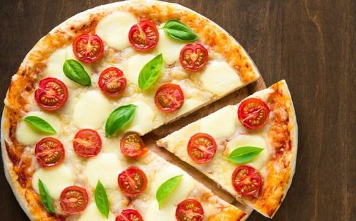 意大利披萨的起源与演变，美食之旅的终极诱惑！