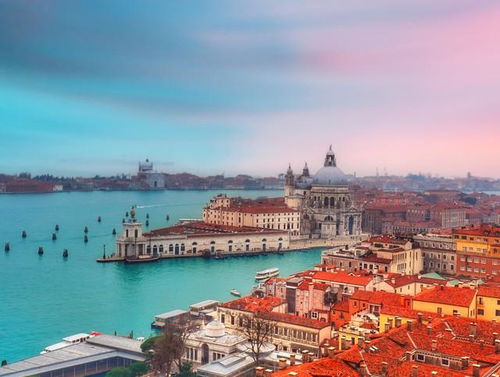 在世界的众多城市中，威尼斯以其独特的水上风情吸引着无数游客。这个古老的城市，以其丰富的历史、文化和独特的划船体验，让人们沉醉其中。本文将带你领略威尼斯划船的魅力，从历史与文化、划船体验、风景与感受等方面，让你感受这个城市的独特魅力。